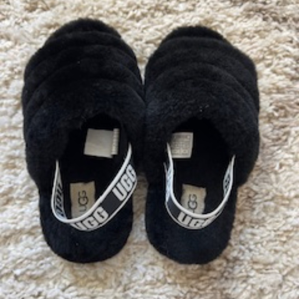 UGG Fluff Yeah Youth Size 2 Black Sheepskin Fur Sling back Slipper Sandals - Picture 2 of 8